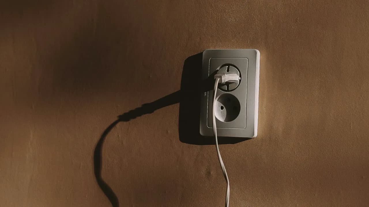 Můžu doma použít běžnou zásuvku k nabíjení elektromobilu?
