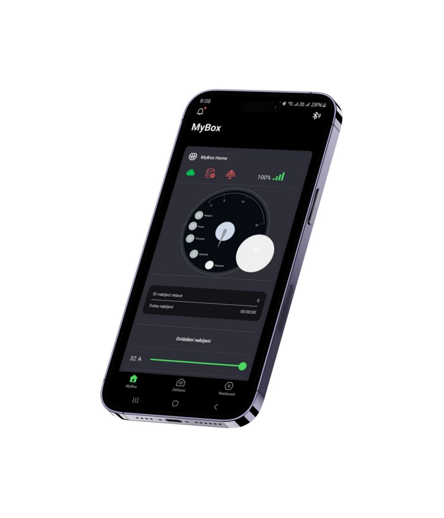 Obrázek mobilního telefonu s otevřenou aplikací MyBox, na displeji jde vidět možné nastavení nabíjecí stanice pro elektromobily.