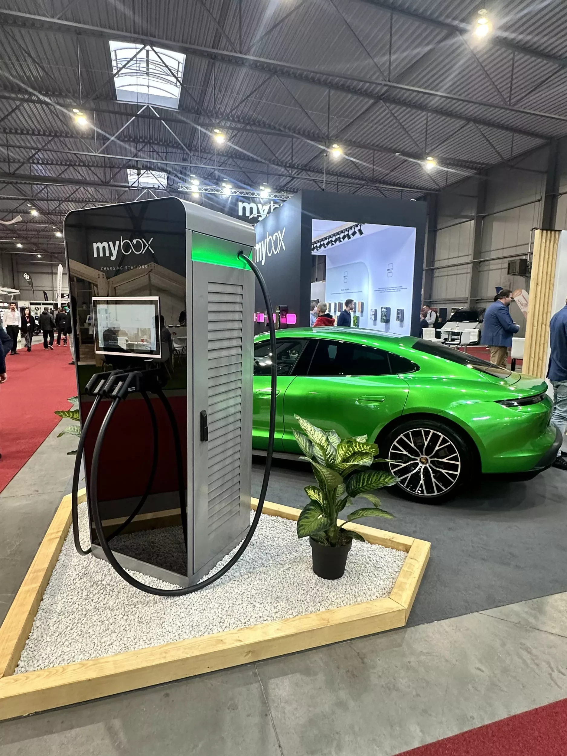 Nabíjecí stanice MyBox DC charger s elektromobilem Porsche Taycan na veletrhu e-salon 2024.